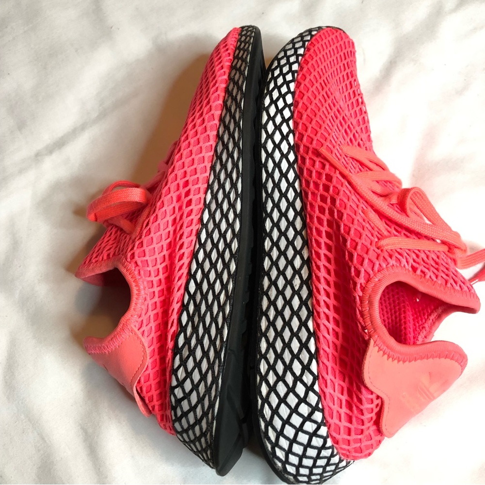 deerupt runner shoes shock pink